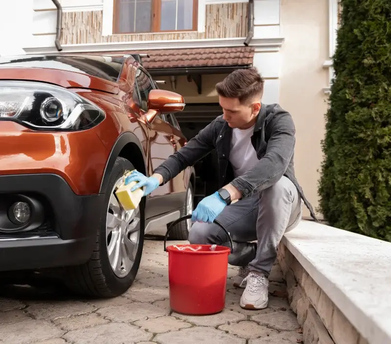 Lavage auto à domicile Sammarçolles : professionnel intervenant sur un véhicule
